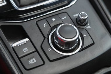 Novosibirsk, Rusya - 08 Haziran 2021: Mazda CX-5, Navigator, telefon, fm, am ve diğer ayar kontrolleriyle modern merkezi konsolu kapat