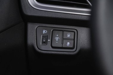 Novosibirsk, Rusya - 08 Haziran 2021: Hyundai Solaris, araba panelindeki siyah far düğmelerine yakın plan, marka yok