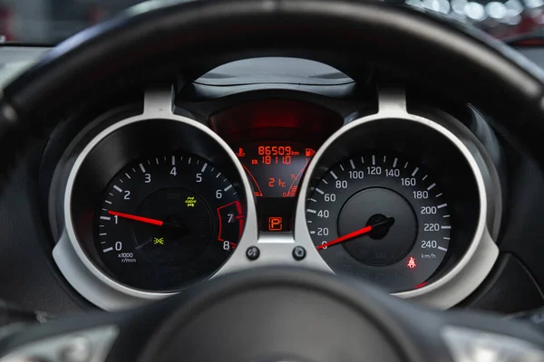 Novosibirsk Rusland Juni 2021 Nissan Juke Teken Symbool Autodashboard Snelheidsmeter — Stockfoto