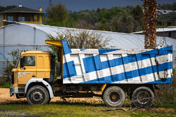 Caminhão Basculante Com Imagem Bandeira Nacional Grécia Está Estacionado Fundo — Fotografia de Stock