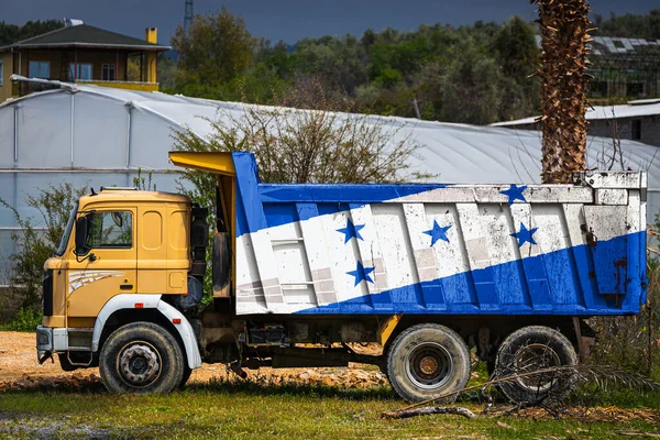 Camião Basculante Com Imagem Bandeira Nacional Honduras Está Estacionado Fundo — Fotografia de Stock