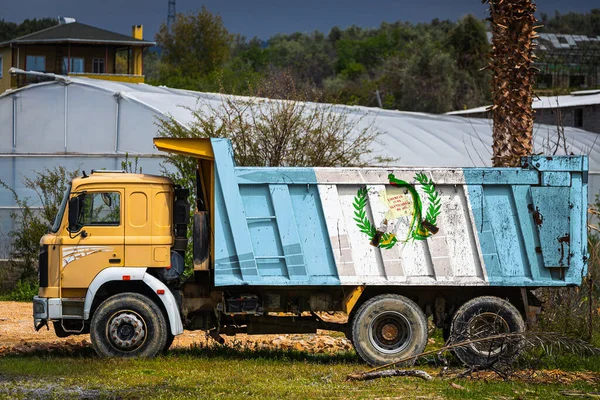 Dump Truck Met Het Beeld Van Nationale Vlag Van Guatemala — Stockfoto