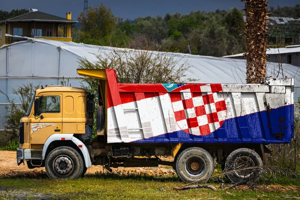 Caminhão Basculante Com Imagem Bandeira Nacional Croácia Está Estacionado Fundo — Fotografia de Stock