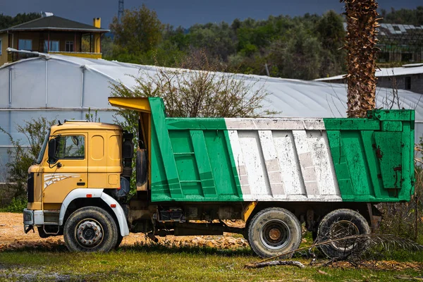 Dump Truck Met Het Beeld Van Nationale Vlag Van Nigeria — Stockfoto
