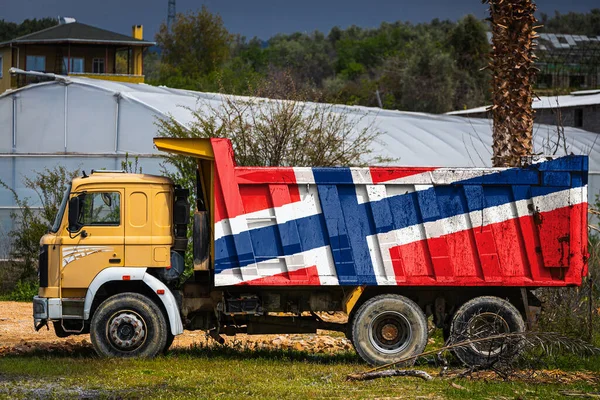 Camión Volquete Con Imagen Bandera Nacional Noruega Está Estacionado Fondo — Foto de Stock