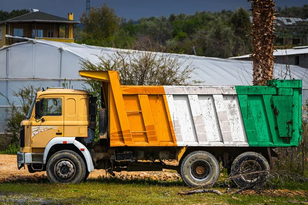 Dump Truck Met Het Beeld Van Nationale Vlag Van Ivoorkust — Stockfoto