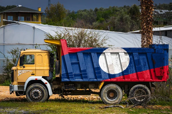 Dump Truck Met Het Beeld Van Nationale Vlag Van Laos — Stockfoto