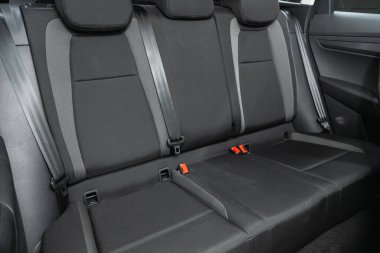 Novosibirsk, Rusya - 19 Haziran 2021: Skoda Karoq, Temiz Araç İçişleri. SU 'daki siyah arka koltuklar.