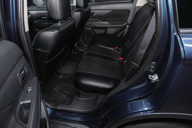 Novosibirsk, Rusya - 19 Haziran 2021: Mitsubishi Outlander, Temiz Araç İçişleri. SUV 'de siyah arka koltuklar.