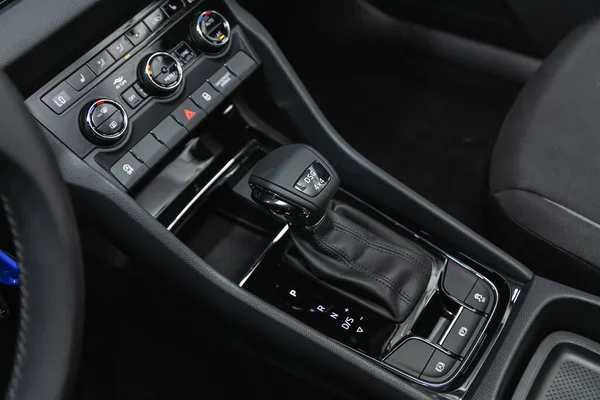 러시아의 노보시비르스크 2021 Skoda Karoq Interior Car Automatic Transmission Gearshift — 스톡 사진