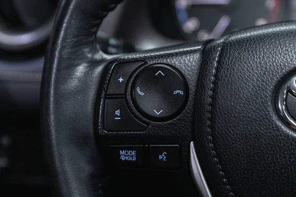 2021年6月19日 丰田Rav 带有多功能按钮的黑色方向盘 用于快速控制电话 音乐和其他功能 — 图库照片