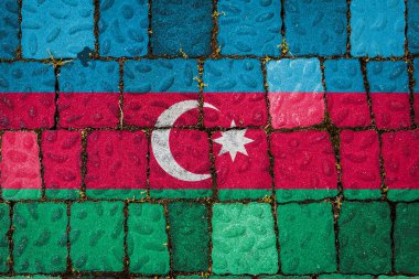 Taş duvar arkasında Azerbaycan 'ın ulusal bayrağı. Taş dokusu arka planında bayrak pankartı.