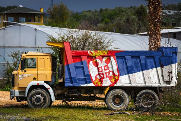 Dump Truck Met Het Beeld Van Nationale Vlag Van Servië — Stockfoto