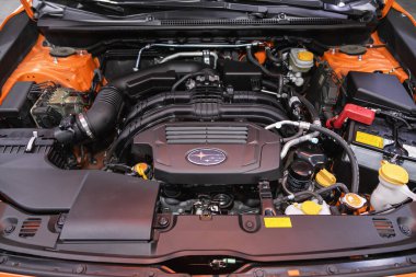 Novosibirsk, Rusya - 19 Haziran 2021: Subaru XV, temiz bir motor bloğunu kapatın. İçten yanma girişi