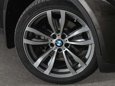 Novosibirsk, Rusya - 19 Haziran 2021: BMW X6, alaşım tekerleğine yakın çekim. Novosibirs 'de park halindeki modern bir arabanın fotoğrafı.