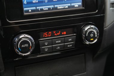 Novosibirsk, Rusya - 19 Haziran 2021: Mitsubishi Pajero, Koşullandırma ve hava akışı kontrolü
