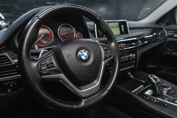 Novosibirsk Rusland Juni 2021 Bmw Stuurwiel Met Logo Snelheidsmeter Tachomete — Stockfoto