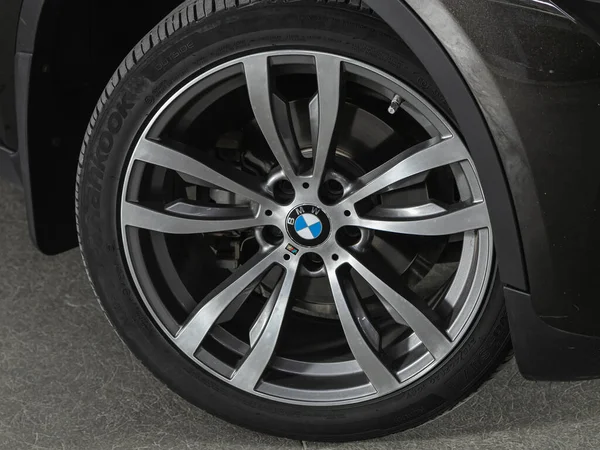 Novosibirsk, Rusya - 19 Haziran 2021: BMW X6, alaşım tekerleğine yakın çekim. Novosibirs 'de park halindeki modern bir arabanın fotoğrafı.