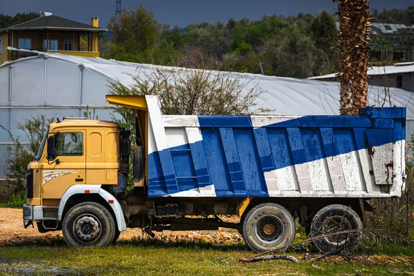 Camião Basculante Com Imagem Bandeira Nacional Finlândia Está Estacionado Fundo — Fotografia de Stock