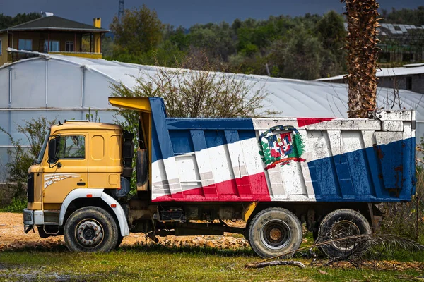 Dump Truck Met Het Beeld Van Nationale Vlag Van Dominicana — Stockfoto