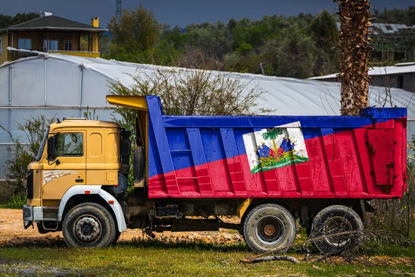 Dump Truck Met Het Beeld Van Nationale Vlag Van Haïti — Stockfoto