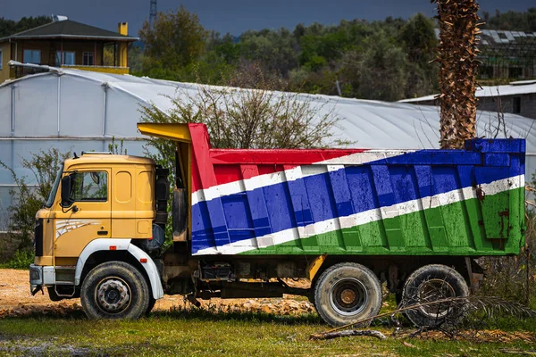 Dump Truck Met Het Beeld Van Nationale Vlag Van Gambia — Stockfoto