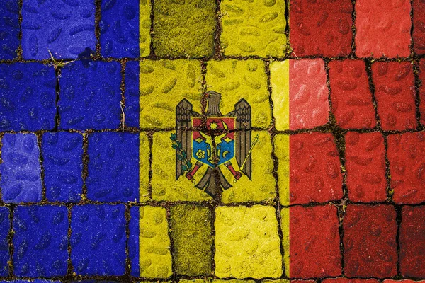 石の壁の背景にモルドバの国旗 石の質感の背景に旗 — ストック写真