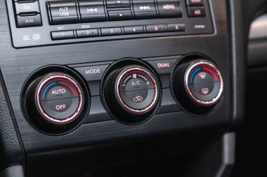 Novosibirsk, Rusya - 22 Haziran 2021: Subaru Forester, arabanın havalandırma ve havalandırma sistemini kapat - modern otomobilin detayları ve kontrolleri