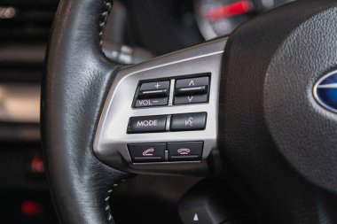 Novosibirsk, Rusya - 22 Haziran 2021: Subaru Forester, ses kontrolü olan modern bir arabanın içi