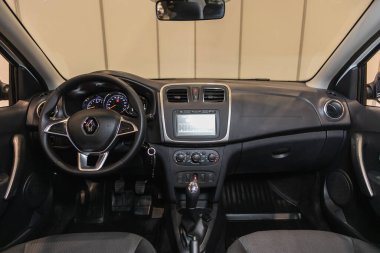 Novosibirsk, Rusya - 22 Haziran 2021: Chevrolet Logan, direksiyon, vites kolu ve gösterge paneli, iklim kontrolü, hız göstergesi,.
