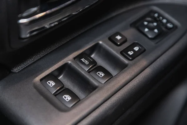 2021年6月22日 俄罗斯诺沃西别尔斯克 三菱外卖公司 在一辆新车上的门控面板的特写 扶手休息与窗口控制面板 门锁按钮 和镜像控制 — 图库照片