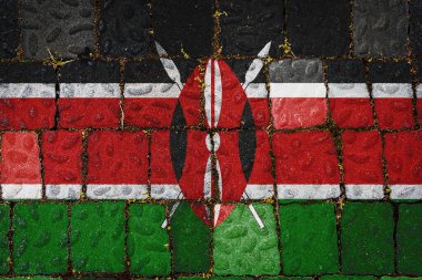 Kenya 'nın ulusal bayrağı taş duvar arkasında. Taş dokusu arka planında bayrak pankartı.