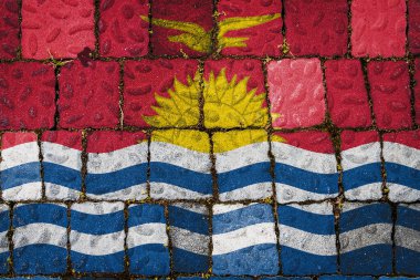 Taş duvar arkasında Kiribati 'nin ulusal bayrağı. Taş dokusu arka planında bayrak pankartı.