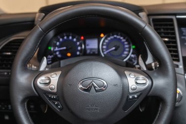 Novosibirsk, Rusya - 22 Haziran 2021: Infiniti QX70, gösterge paneli, çok fonksiyonlu direksiyon, Speedomet