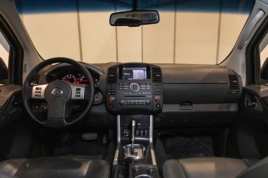 Novosibirsk, Rusya - 22 Haziran 2021: Nissan Pathfinder, direksiyon, vites kolu ve gösterge paneli, iklim kontrolü, hız göstergesi,