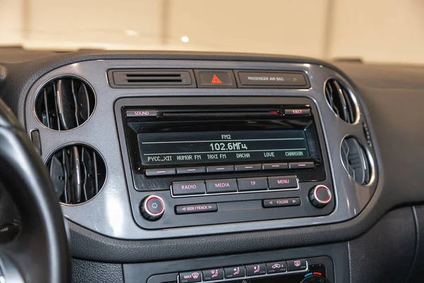 Novosibirsk Rússia Junho 2021 Volkswagen Tiguan Close Black Panel Rádio — Fotografia de Stock