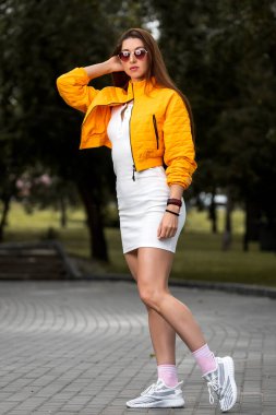 Güneş gözlüklü yaratıcı portre kadın. Tasarım. Şehir parkında dinlenen genç bir kadının romantik portresi.