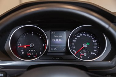 Novosibirsk, Rusya - 29 Haziran 2021: Volkswagen Tiguan, siyah araba hız göstergesi. Torpido gözüne yakın çekim yapan bir araba..