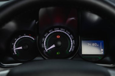 Novosibirsk, Rusya - 29 Haziran 2021: Lada Xray, siyah araba hız göstergesi. Torpido gözüne yakın çekim yapan bir araba..