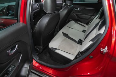 Novosibirsk, Rusya - 29 Haziran 2021: Lada Xray, Comfort vagonu içeride. Arabanın içi temiz: siyah arka koltuklar, başlıklar ve kemer.