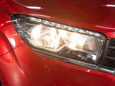 Novosibirsk, Rusya - 29 Haziran 2021: Lada Xray, Far ve Hood of red ca