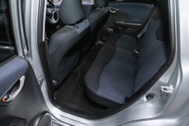 Novosibirsk, Rusya - 29 Haziran 2021: Honda Fit, Yardım arabası içeride. Arabanın içi temiz: siyah arka koltuklar, başlıklar ve kemer.
