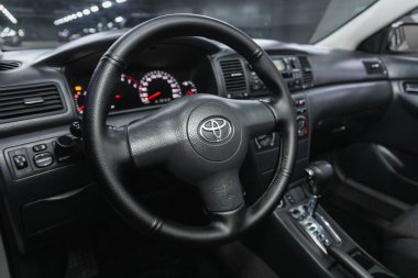 Novosibirsk, Rusya - 29 Haziran 2021: Toyota Corolla, Oto içi: Logo, hız göstergesi ve takometresi olan direksiyon