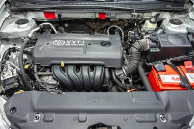 Novosibirsk, Rusya - 29 Haziran 2021: Toyota Corolla, yeni araba motorunun ayrıntılarını kapat