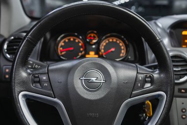 Novosibirsk, Rusya - 22 Haziran 2021: Opel Antara, Auto Interior: Logo, hız göstergesi ve takhomete ile direksiyon simidi