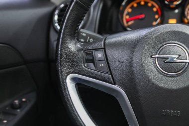 Novosibirsk, Rusya - 22 Haziran 2021: Opel Antara, ses kontrolü olan modern bir arabanın içi fakat