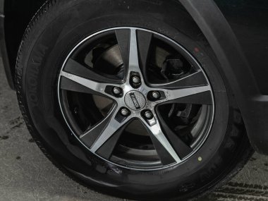 Novosibirsk, Rusya - 22 Haziran 2021: Opel Antara, hafif alaşımlı tekerlekle arabanın ön tarafını kapatın