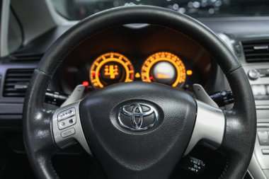 Novosibirsk, Rusya - 29 Haziran 2021: Toyota Auris, gösterge paneli, çok fonksiyonlu direksiyon, Speedomet