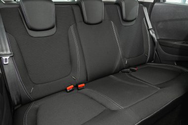 Novosibirsk, Rusya - 29 Haziran 2021: Renault KAPTUR, Temiz Araç İçişleri. Sedandaki siyah arka koltuklar..