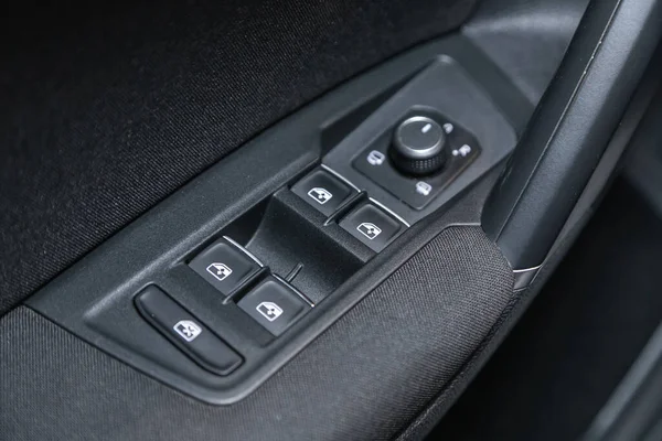 2021年6月29日 Volkswagen Tiguan Arm Rest Window Control Panel Door Lock — 图库照片